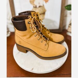 Timberland boots with heel new size 7 if interested message me
Asking 100